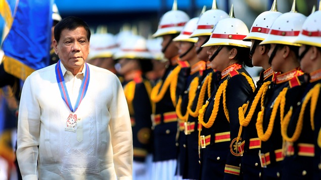 Le président philippin fait l'inspection de ses gardes en costume de cérémonie. Le président philippin fait l'inspection de ses gardes en costume de cérémonie.