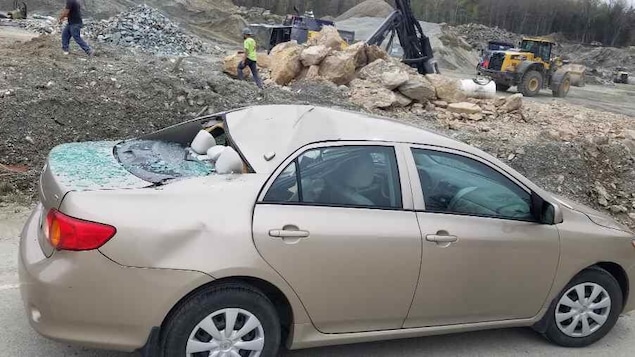 Une voiture a été endommagée par les roches.