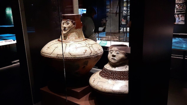 Vases « joni chomo », à col en forme de tête, ayant possiblement servis à l'entreposage d'eau ou de bière de manioc ou de maïs. Ces vases ont été prêtés par les Musées royaux d'Art et d'Histoire de Bruxelles. Vases « joni chomo », à col en forme de tête, ayant possiblement servis à l'entreposage d'eau ou de bière de manioc ou de maïs. Ces vases ont été prêtés par les Musées royaux d'Art et d'Histoire de Bruxelles.