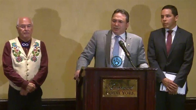 Le président de la Nation métisse du Canada (MNC) Clément Chartier, le chef national de l'Assemblée des Premières Nations (AFN) Perry Bellegarde, et le président inuit Tapiriit Kanatami (ITK), Natan Obed. Le président de la Nation métisse du Canada (MNC) Clément Chartier, le chef national de l'Assemblée des Premières Nations (AFN) Perry Bellegarde, et le président inuit Tapiriit Kanatami (ITK), Natan Obed.