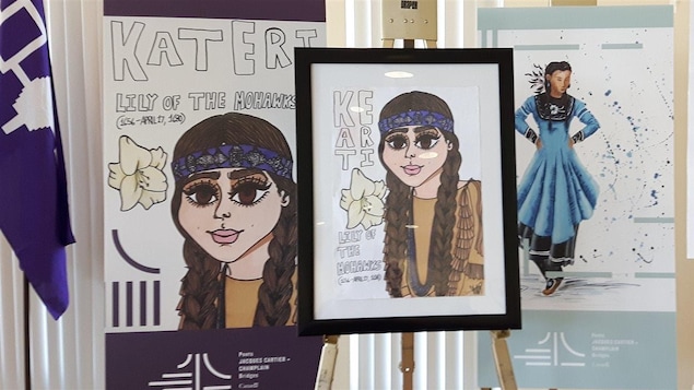 L'oeuvre de Tyra Kaiente:ri McGregor représentant Kateri Tekakwitha et l'un des deux dessins de la série »Smoke Dancers Series », signé Skarahkotà:ne Deom. L'oeuvre de Tyra Kaiente:ri McGregor représentant Kateri Tekakwitha et l'un des deux dessins de la série »Smoke Dancers Series », signé Skarahkotà:ne Deom.