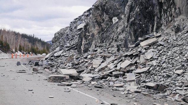 Une falaise dont une partie s'est effondrée sur la route.