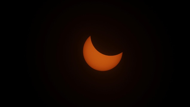 Le Soleil disparaît derrière la Lune. Le Soleil disparaît derrière la Lune.