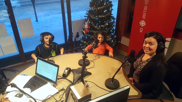 Staifany Gonthier, porte-parole des parents de l'École alternative de Rouyn-Noranda et ses enfants, Julien et Étienne.
