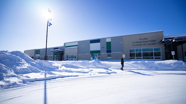 Une écoel sous la neige et un soleil ardent.