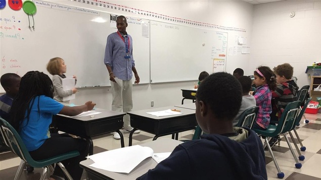 Un enseignant en salle de classe Un enseignant en salle de classe