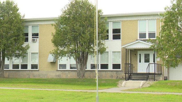 Une école primaire en été.