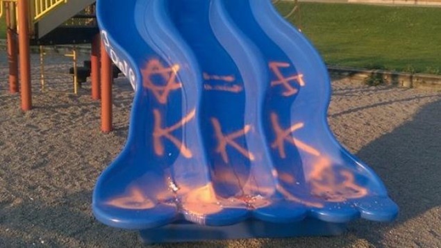 Les lettres KKK sont inscrites sur cette glissoire d'une école publique.