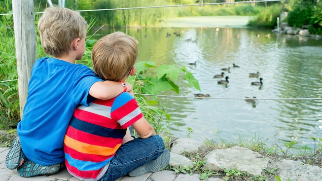 Enfants qui regardent les canards à l'Écomuseum de Sainte-Anne-de-Bellevue.