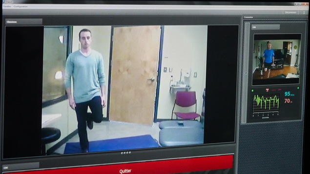 Deux écrans, un montrant le physiothérapeute, et l'autre montrant le patient Deux écrans, un montrant le physiothérapeute, et l'autre montrant le patient