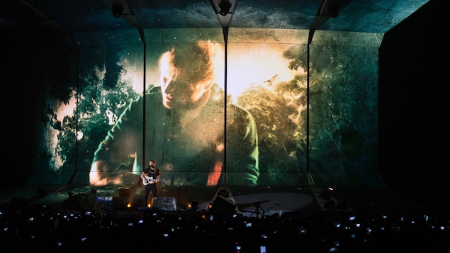 L'artiste britannique Ed Sheeran interprète la chanson I See Fire utilisée dans la trilogie de films Le Hobbit.