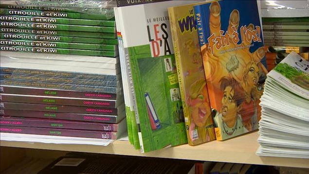 Sur une étagère reposent différents livres pour enfants.