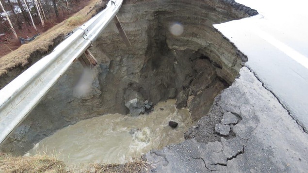 Une crevasse béante coupe la route