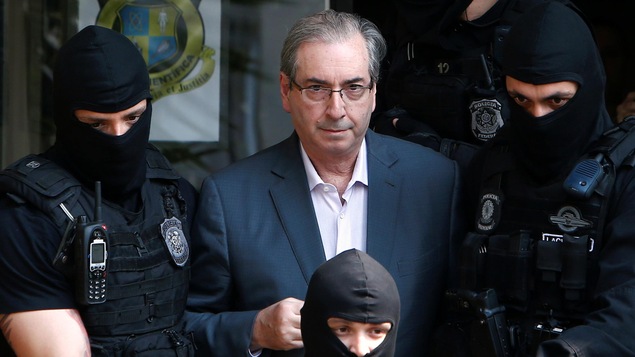L'ex-président de la Chambre des députés du Brésil, Eduardo Cunha, lors de son arrestation, le 20 octobre 2016. L'ex-président de la Chambre des députés du Brésil, Eduardo Cunha, lors de son arrestation, le 20 octobre 2016.