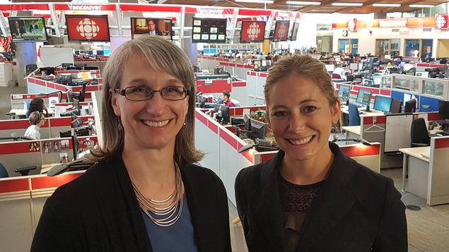Deux femmes, l'une aux cheveux gris avec des lunettes, et l'autre les cheveux blonds coiffés en arrière, qui sourient.