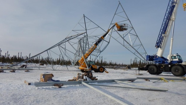 Un pylône s'est effondré le 8 février 2017 près de Gillam, au Manitoba. Un pylône s'est effondré le 8 février 2017 près de Gillam, au Manitoba.