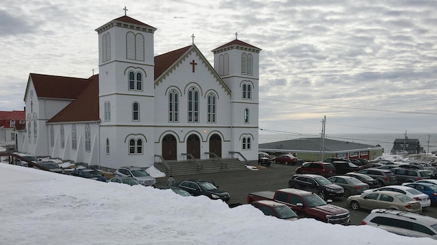 Église et voitures dans le stationnement