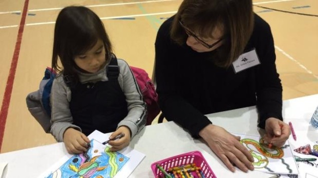 Élève et enseignante dans une classe bilingue à l'École de maternelle Isaac Brock de Winnipeg. Élève et enseignante dans une classe bilingue à l'École de maternelle Isaac Brock de Winnipeg.