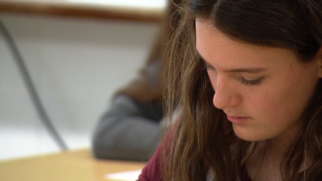 Une élève de deuxième secondaire dans une classe de l'École secondaire de la Vallée-des-Lacs Une élève de deuxième secondaire dans une classe de l'École secondaire de la Vallée-des-Lacs