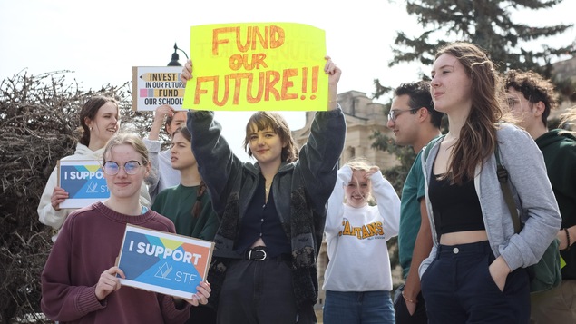 Des adolescents manifestent devant le palais législatif de la Saskatchewan en soutien à la Fédération des enseignants de la Saskatchewan (STF), le 12 avril 2024.