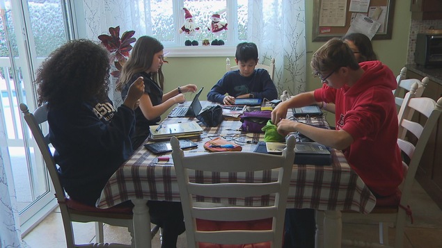 Des élèves se sont regroupés afin de participer à cette journée spéciale de cours en ligne à la maison Des élèves se sont regroupés afin de participer à cette journée spéciale de cours en ligne à la maison