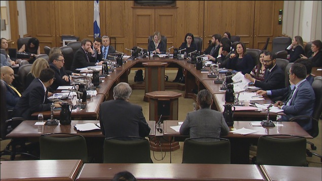 Des personnes assises