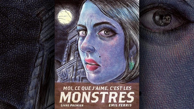 La couverture du livre représente le visage d'une femme à la peau bleutée, de trois-quarts, avec des lèvres rouges et une boucle d'oreille verte, et en arrière plan un bâtiment en pierre et la pleine lune.