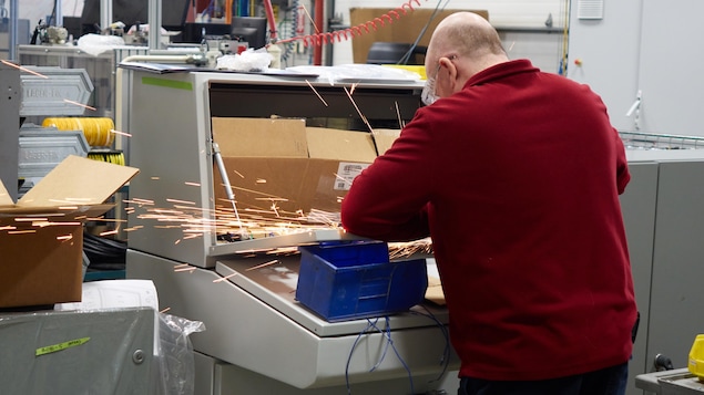 Un employé à l'oeuvre dans l'usine de Spectra Premium à Boucherville. Un employé à l'oeuvre dans l'usine de Spectra Premium à Boucherville.