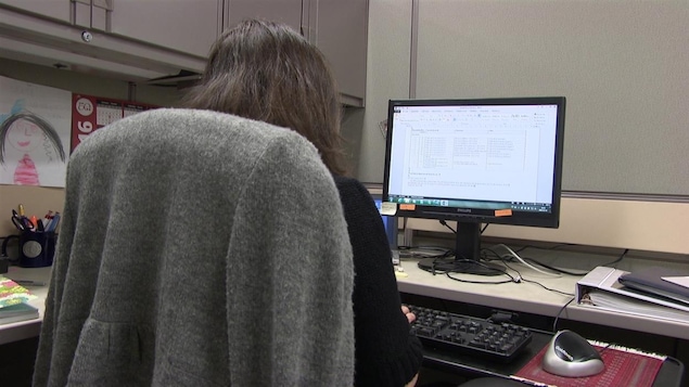Une employée au Bureau de la traduction à son poste de travail Une employée au Bureau de la traduction à son poste de travail