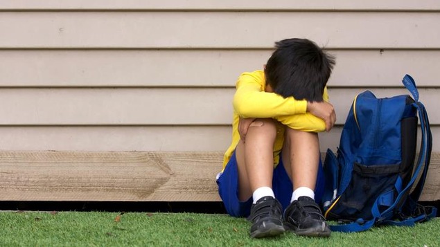 Un enfant est laissé à lui-même.