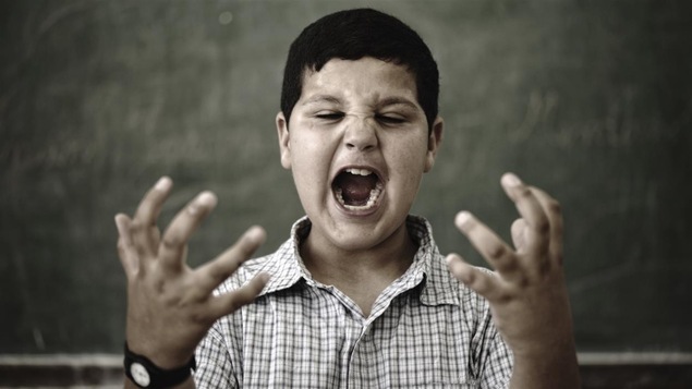 Un enfant démontrant des signes de violence à l'école.
