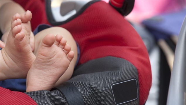 Un jeune enfant dans un siège d'auto