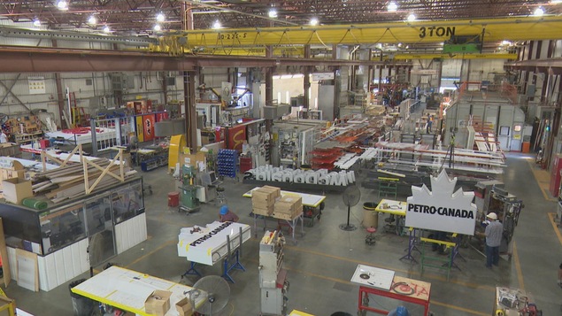 L'entrepôt de l'entreprise avec, notamment des enseignes de McDonald's et de Petro-Canada.