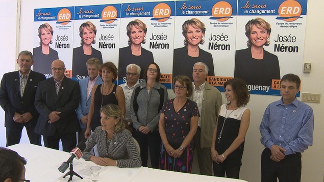 La chef de l'Équipe du renouveau démocratique à Saguenay, Josée Néron lance sa campagne électorale avec plusieurs de ses candidats le 21 septembre 2017.