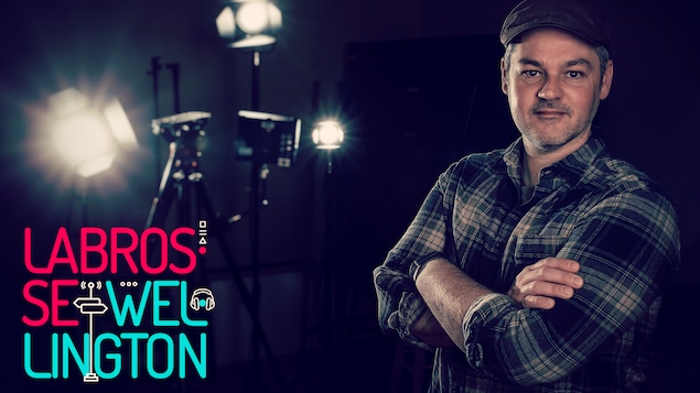Le réalisateur et scénariste Éric Baril dans un studio de photo, avec au premier plan le logo de Labrosse-Wellington. Le réalisateur et scénariste Éric Baril dans un studio de photo, avec au premier plan le logo de Labrosse-Wellington.