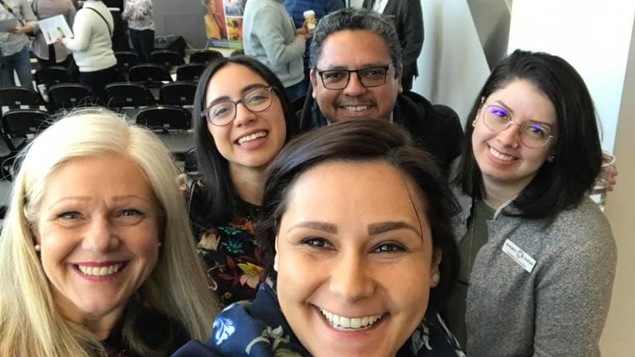 Égoportrait d'Erika Cantu avec la mairesse de Moncton, Dawn Arnold, et des immigrants.