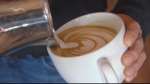Lait versé dans un café espresso.