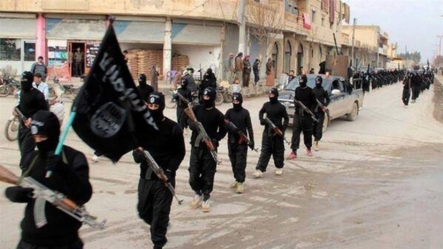 Soldats du groupe armé État islamique dans les rues de Raqqa, en Syrie Soldats du groupe armé État islamique dans les rues de Raqqa, en Syrie