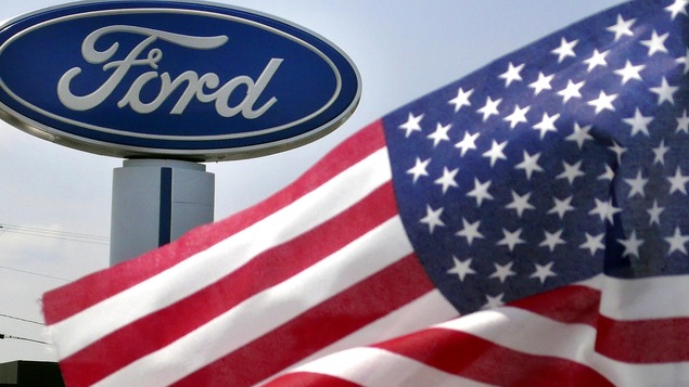 Un logo de Ford avec un drapeau américain Un logo de Ford avec un drapeau américain