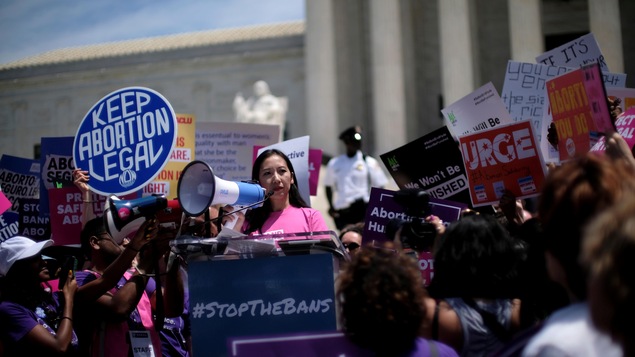 Des manifestants réunis à Washington, devant la Cour suprême des États-Unis.