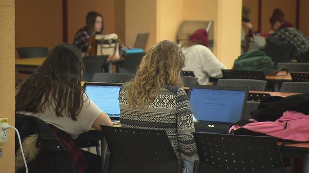 Des étudiantes au travail (Archive) Des étudiantes au travail (Archive)