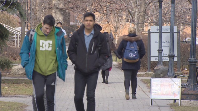 Photo d'étudiants qui marchent sur le campus de l'Université de Toronto. Photo d'étudiants qui marchent sur le campus de l'Université de Toronto.