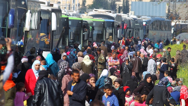 Quelque 5000 personnes de Foua et de Kafraya, des localités assiégées depuis deux ans par les rebelles syriens dans la province d'Idleb (nord-ouest), avaient été évacuées vendredi. Quelque 5000 personnes de Foua et de Kafraya, des localités assiégées depuis deux ans par les rebelles syriens dans la province d'Idleb (nord-ouest), avaient été évacuées vendredi.