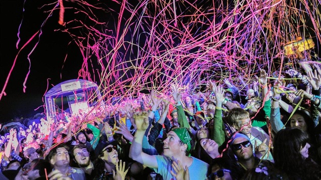 Des festivaliers pendant un spectacle Des festivaliers pendant un spectacle