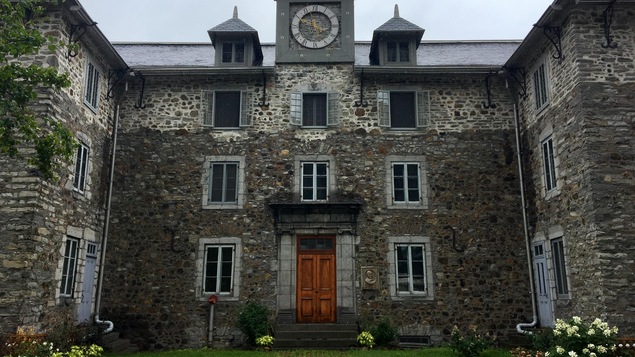 Le séminaire de Saint-Sulpice est l'immeuble le plus ancien du Vieux-Montréal. Le séminaire de Saint-Sulpice est l'immeuble le plus ancien du Vieux-Montréal.