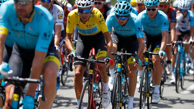 Fabio Aru et son équipe roulant sur des vélos Argon 18 au Tour de France