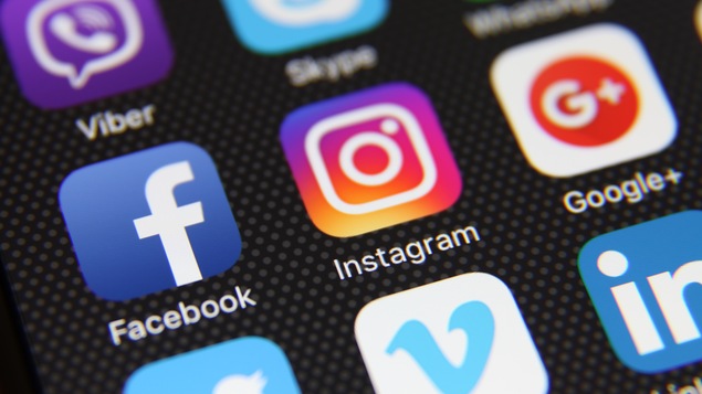 C'est un téléphone mobile avec les applications Facebook et Instagram, entre autres.