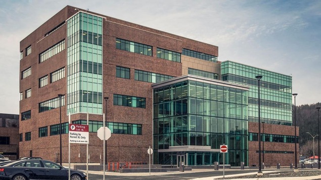 La Faculté de médecine de l'Université Memorial, à Terre-Neuve La Faculté de médecine de l'Université Memorial, à Terre-Neuve