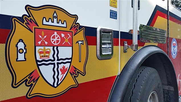 Un camion de pompier sur lequel on peut voir le logo du Service des incendies d'Ottawa