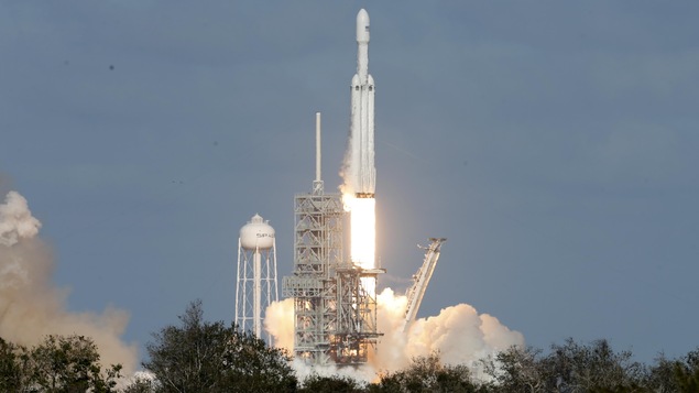 La fusée Falcon Heavy décolle du centre spatial Kennedy, à Cape Canaveral, en Floride.